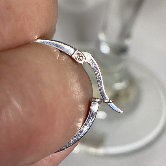 Beautiful sparkly CZ 925 Sterling Silver hoop earrings - Picture 7 of 9
